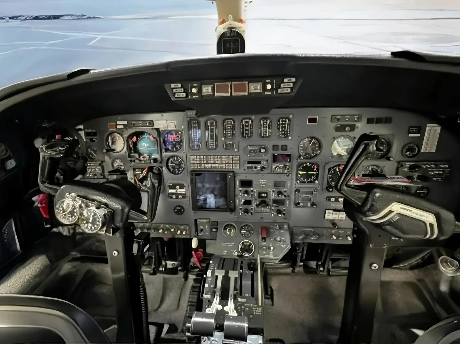 Cockpit and instrument panel of a 1982 Cessna Citation I/SP.