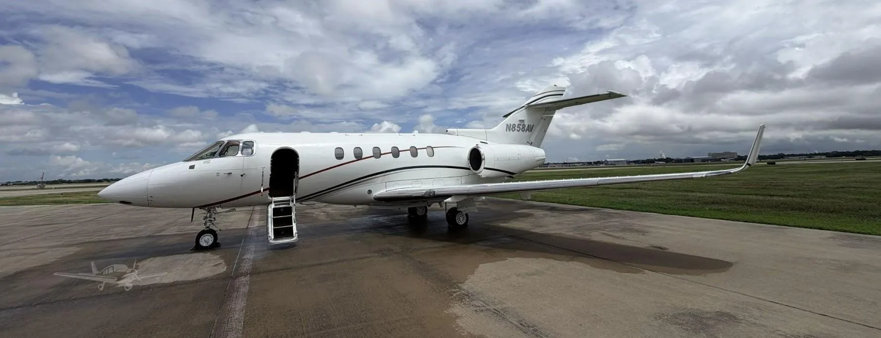 Exterior view of a 2005 HAWKER 800XPI, N858AV.