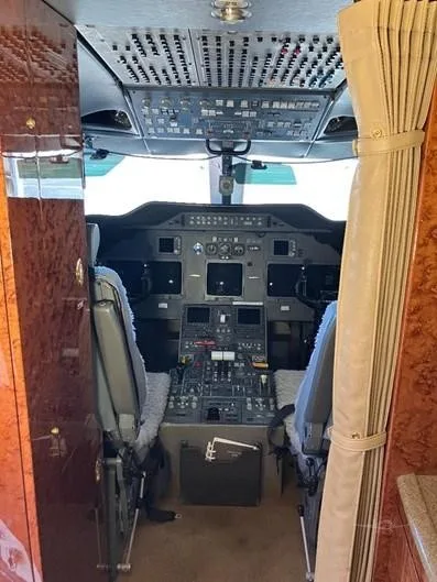 Cockpit and instrument panel of a 2005 GULFSTREAM G200.