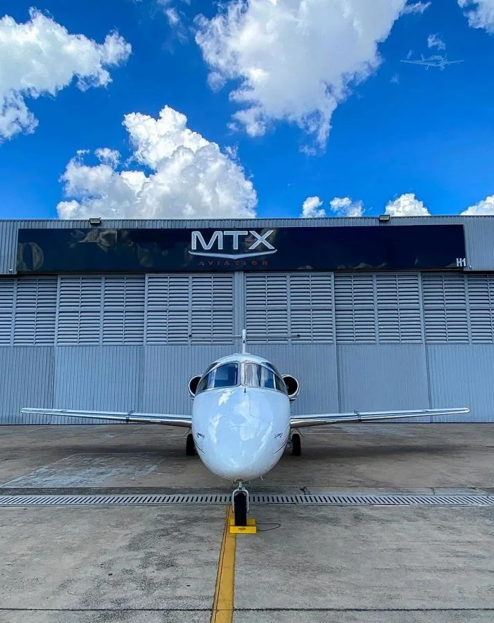 Exterior view of a 2005 HAWKER 400XP.