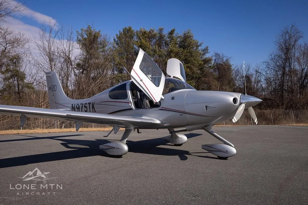 Exterior view of a 2014 CIRRUS SR20-G3, N975TK.