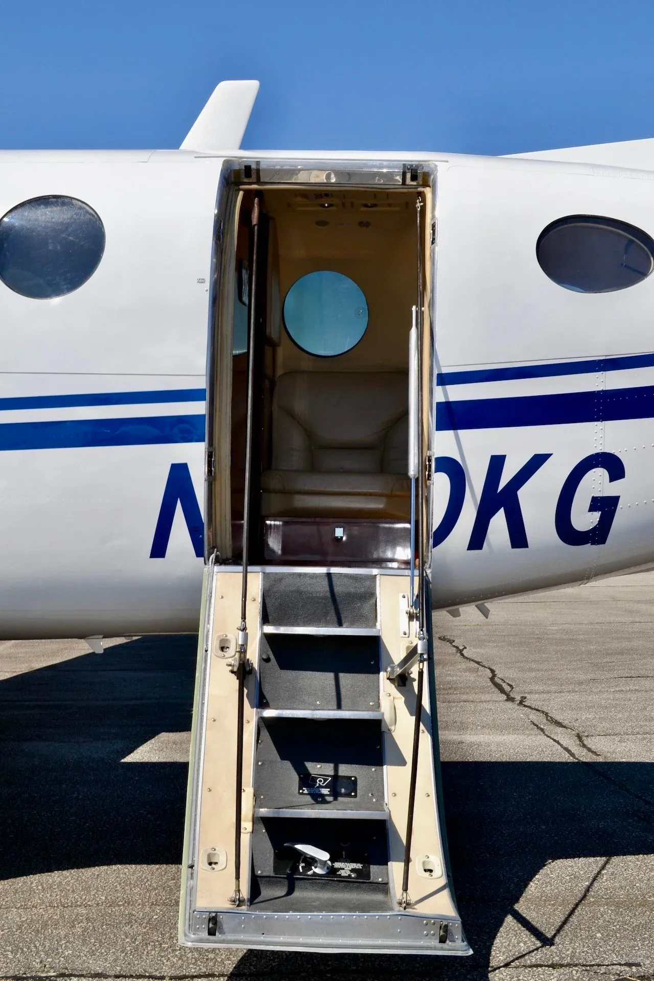 Exterior view of a 2004 Beechcraft KING AIR 350 — Carolina Jet.