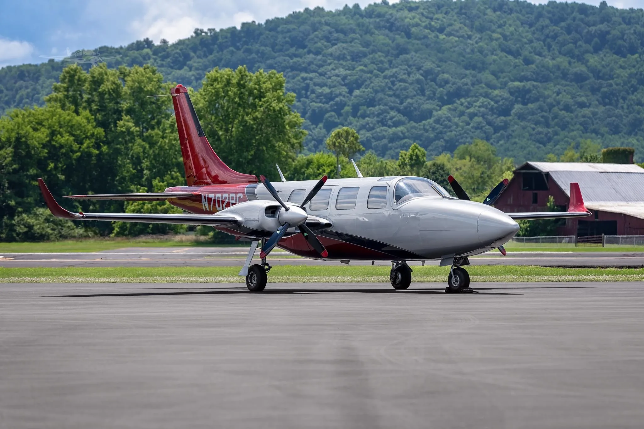 Exterior view of a 1984 AEROSTAR 700P, N702PG.
