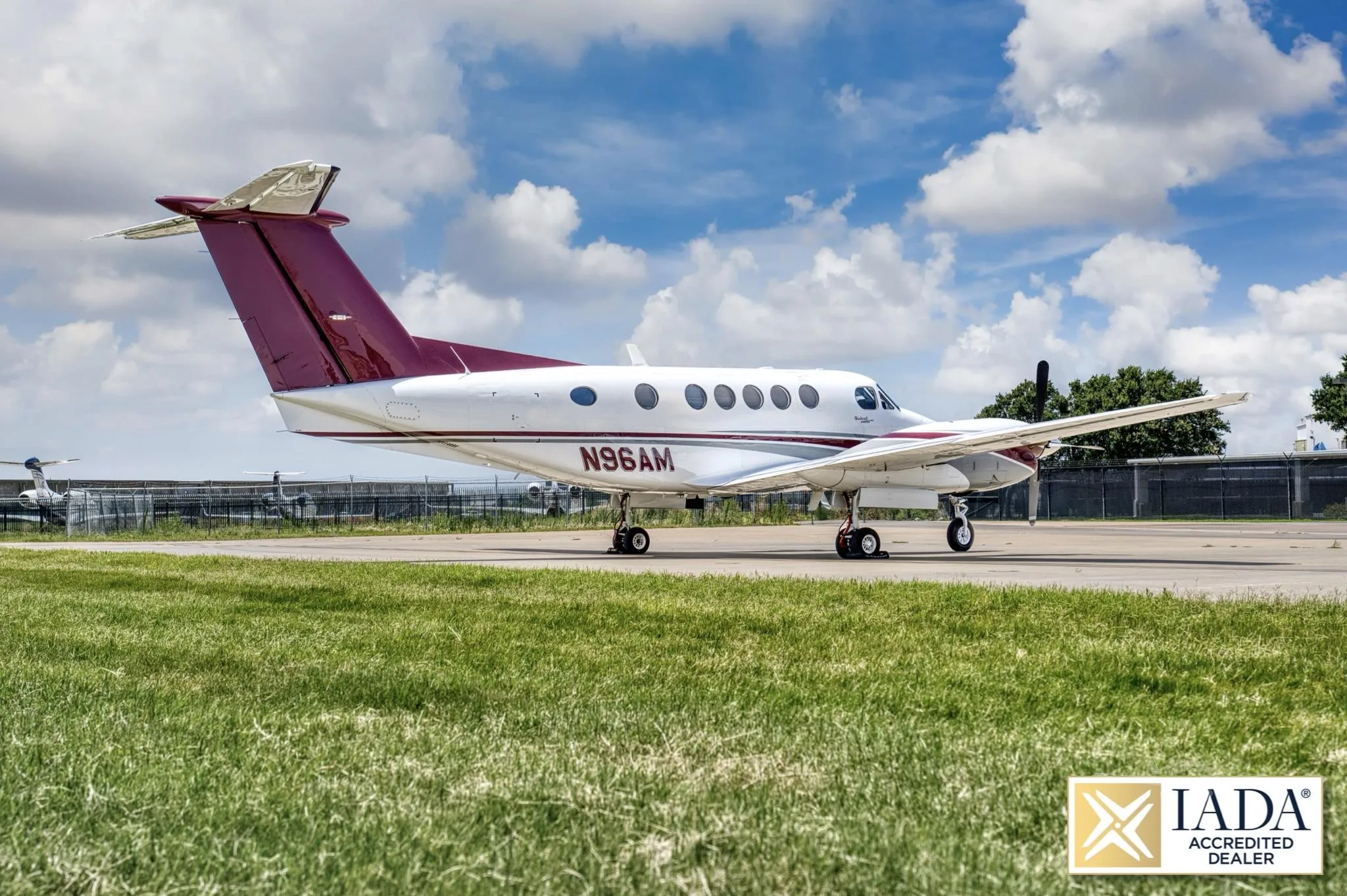 Exterior view of a 2000 BEECHCRAFT KING AIR B200, N96AM.