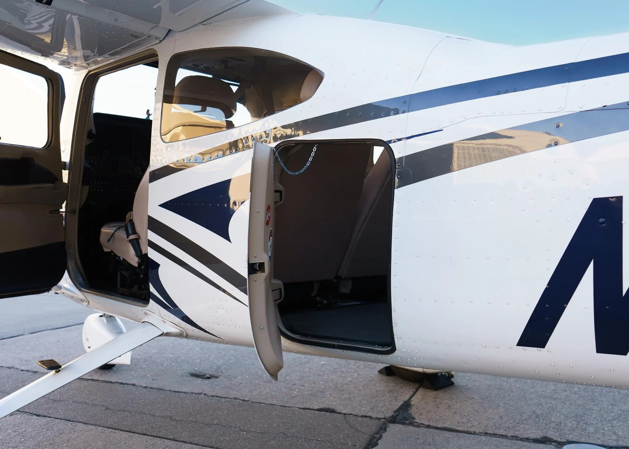 Exterior view of a 2016 CESSNA 182T SKYLANE, N413CS.