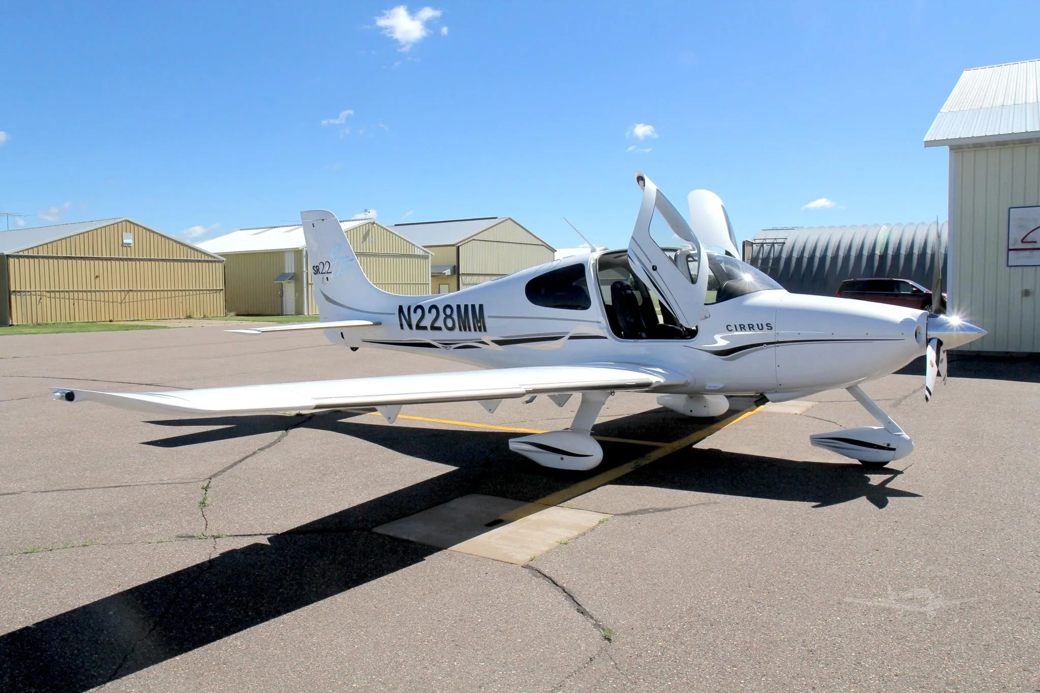 Exterior view of a 2005 CIRRUS SR22-G2, N228MM.