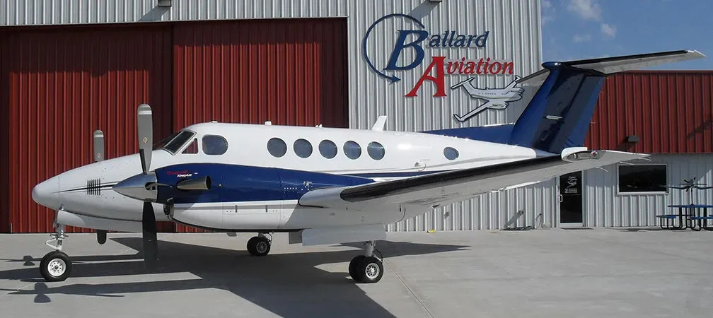 Cockpit and instrument panel of a 2003 Beechcraft KING AIR B200.