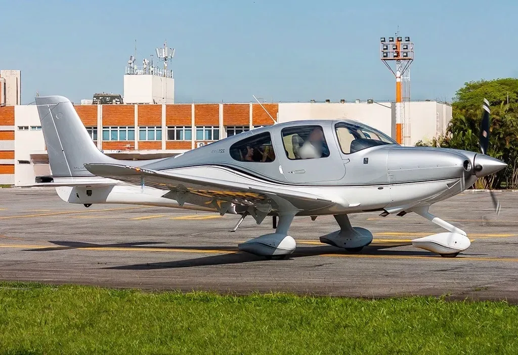Exterior view of a Cirrus Aircraft SR22T G6 GTS PLATINUM.