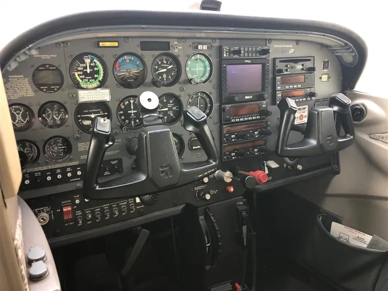 Cockpit and instrument panel of a 1998 Cessna 172S.