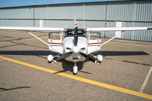 Exterior view of a 2002 Cessna 182T.