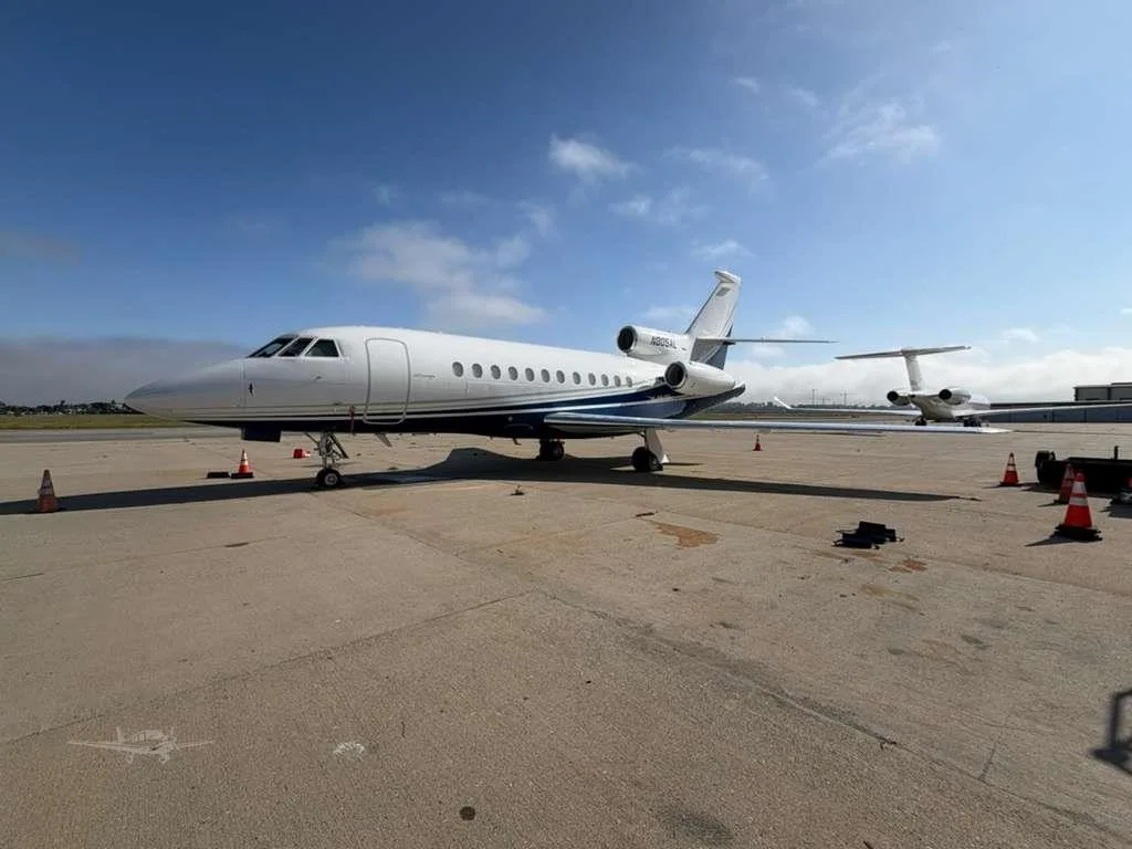 Exterior view of a DASSAULT FALCON 900B, N805AL.