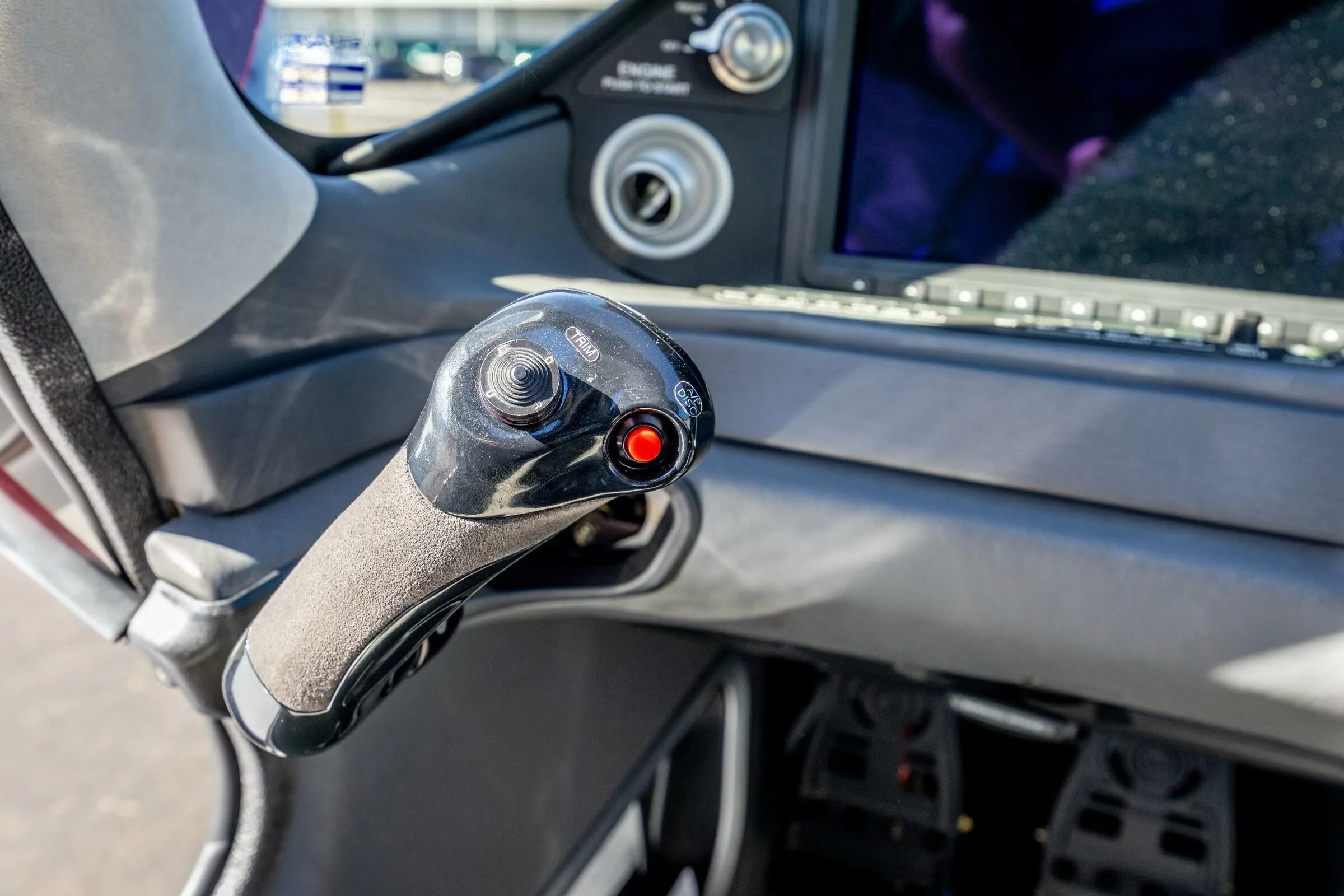 Cockpit and instrument panel of a Cirrus.