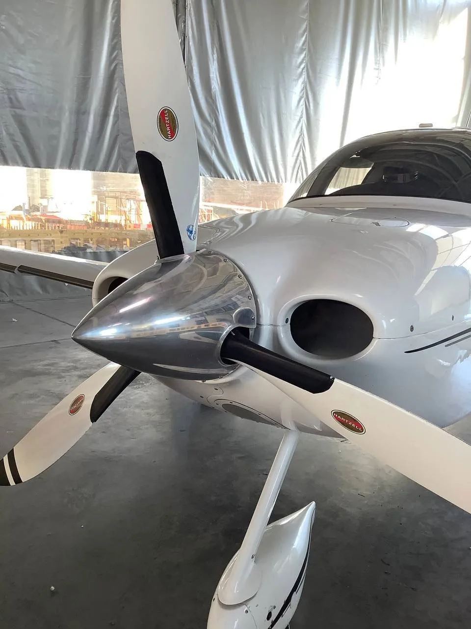 Exterior view of a 2005 Cirrus SR22 G2.