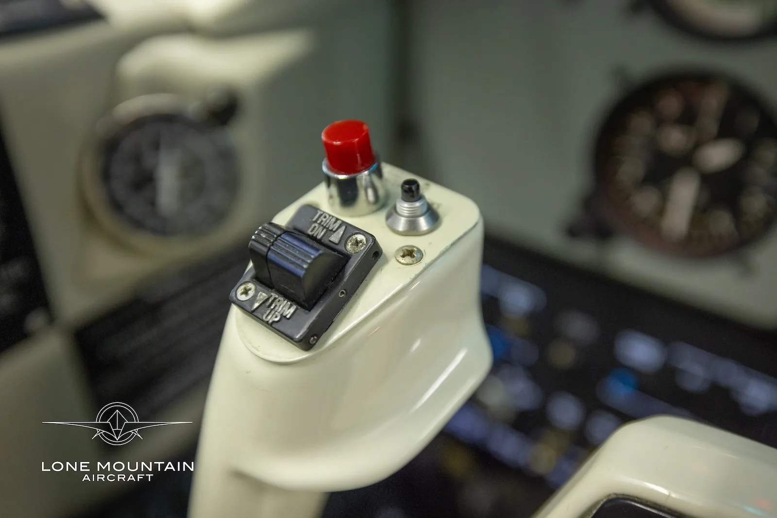 Cockpit and instrument panel of a 1998 Beechcraft A36 Bonanza.