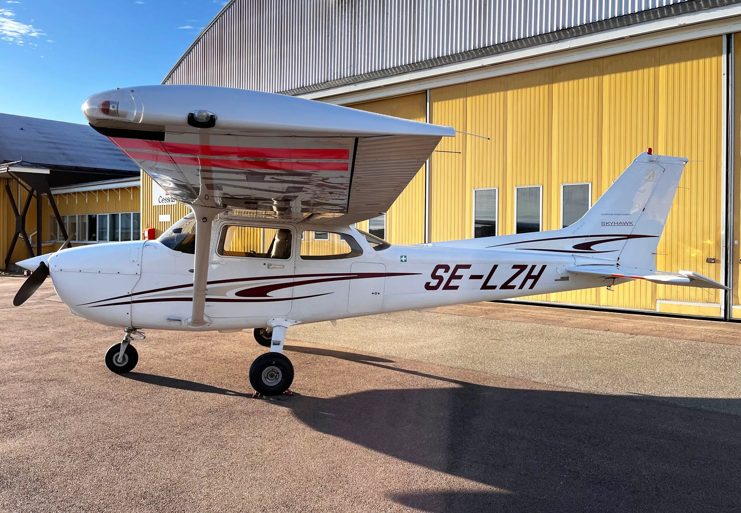 Exterior view of a 2006 Cessna 172S.