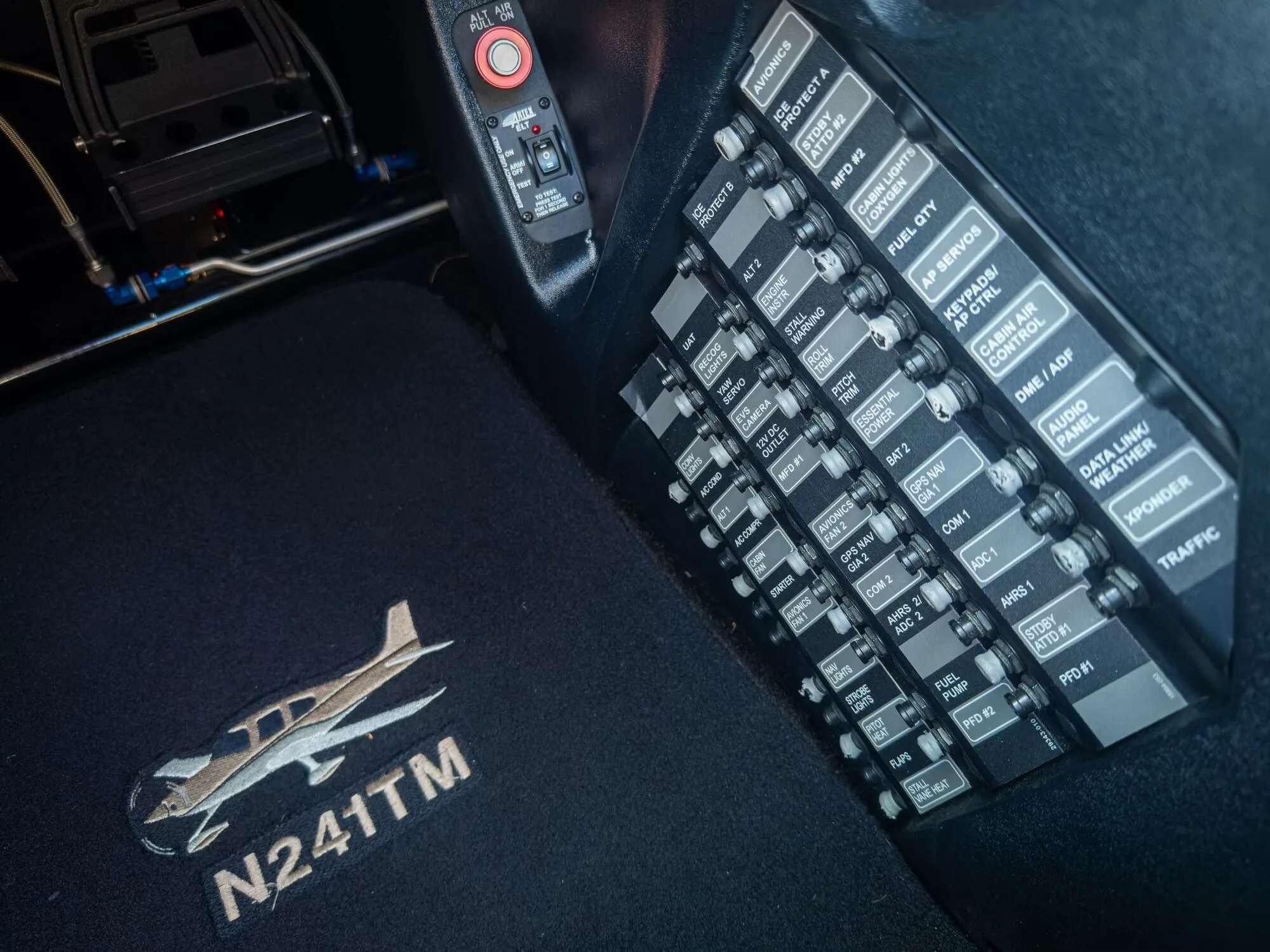 Cockpit and instrument panel of a 2016 Cirrus SR22-G5 GTS.