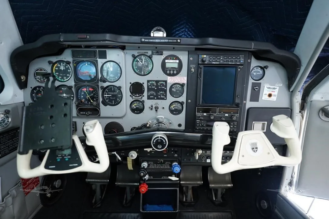 Cockpit and instrument panel of a 1989 BEECHCRAFT F33A BONANZA.