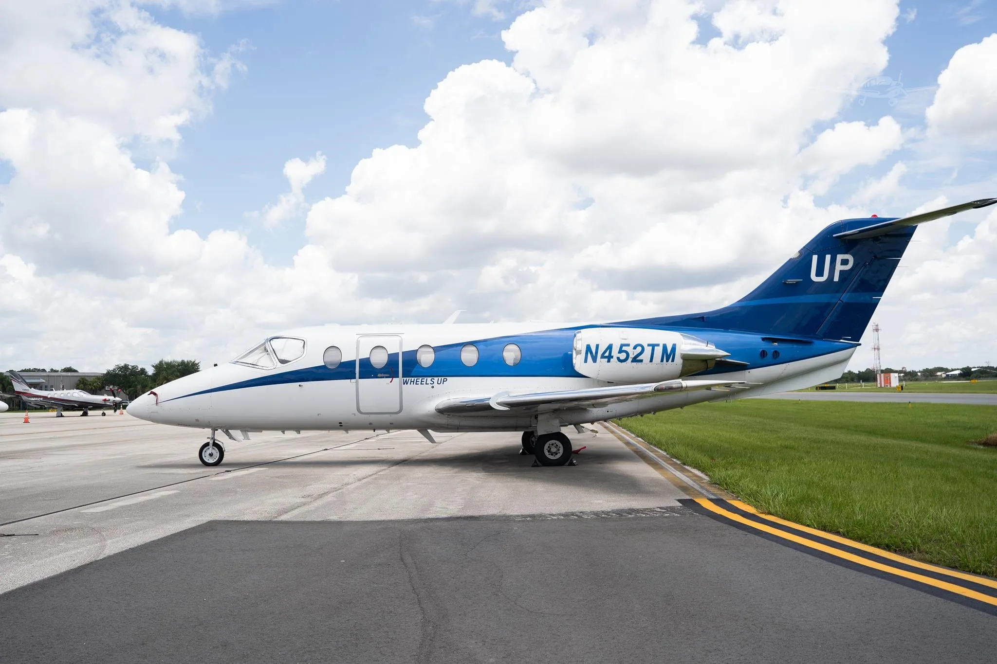 Exterior view of a 2008 HAWKER 400XP, N452TM.