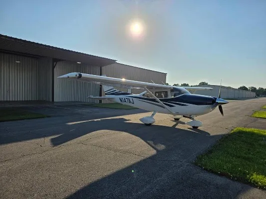 Exterior view of a 2006 Cessna 182T.