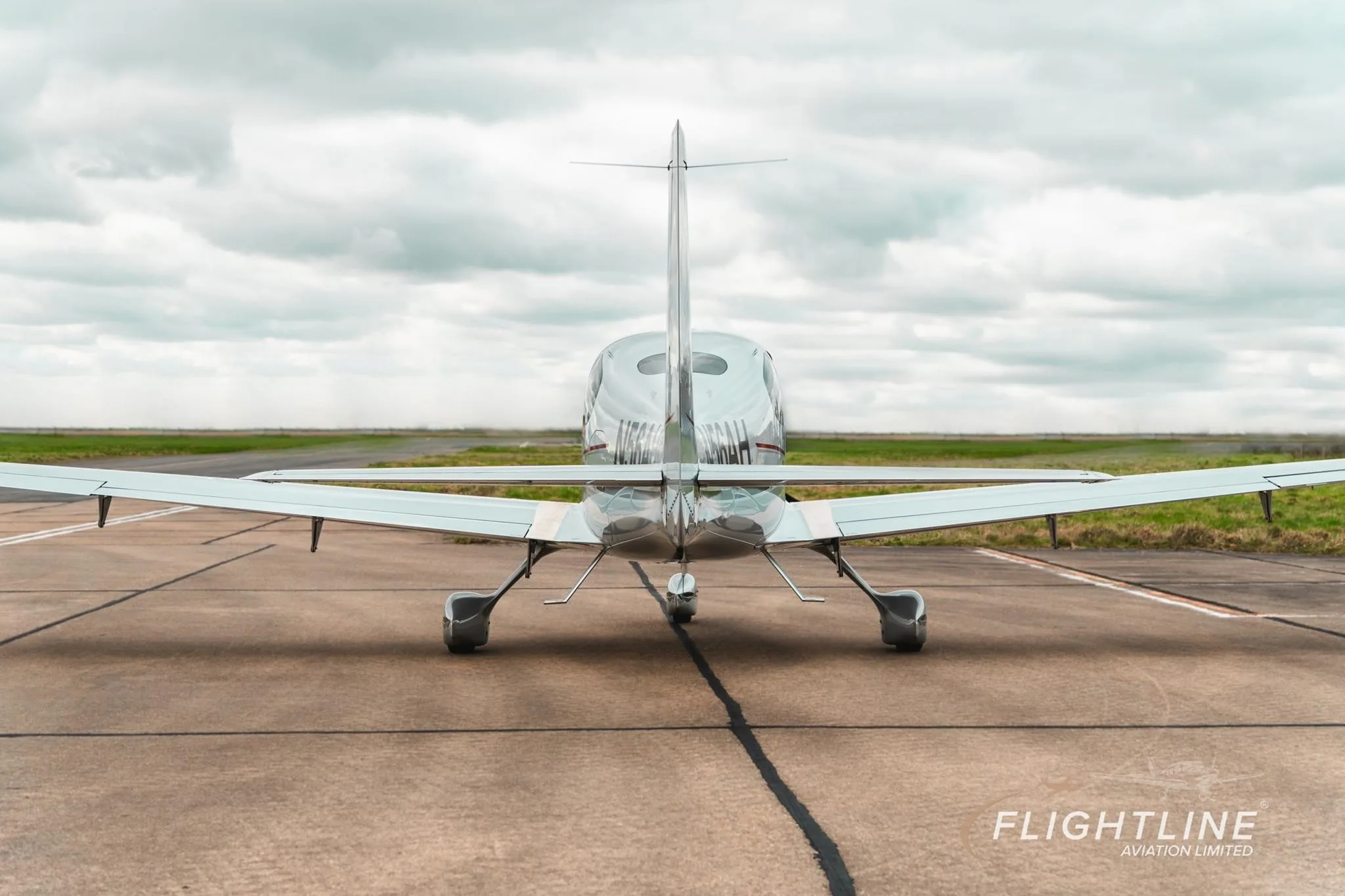 Exterior view of a 2007 CIRRUS SR22-G3, N56AH.