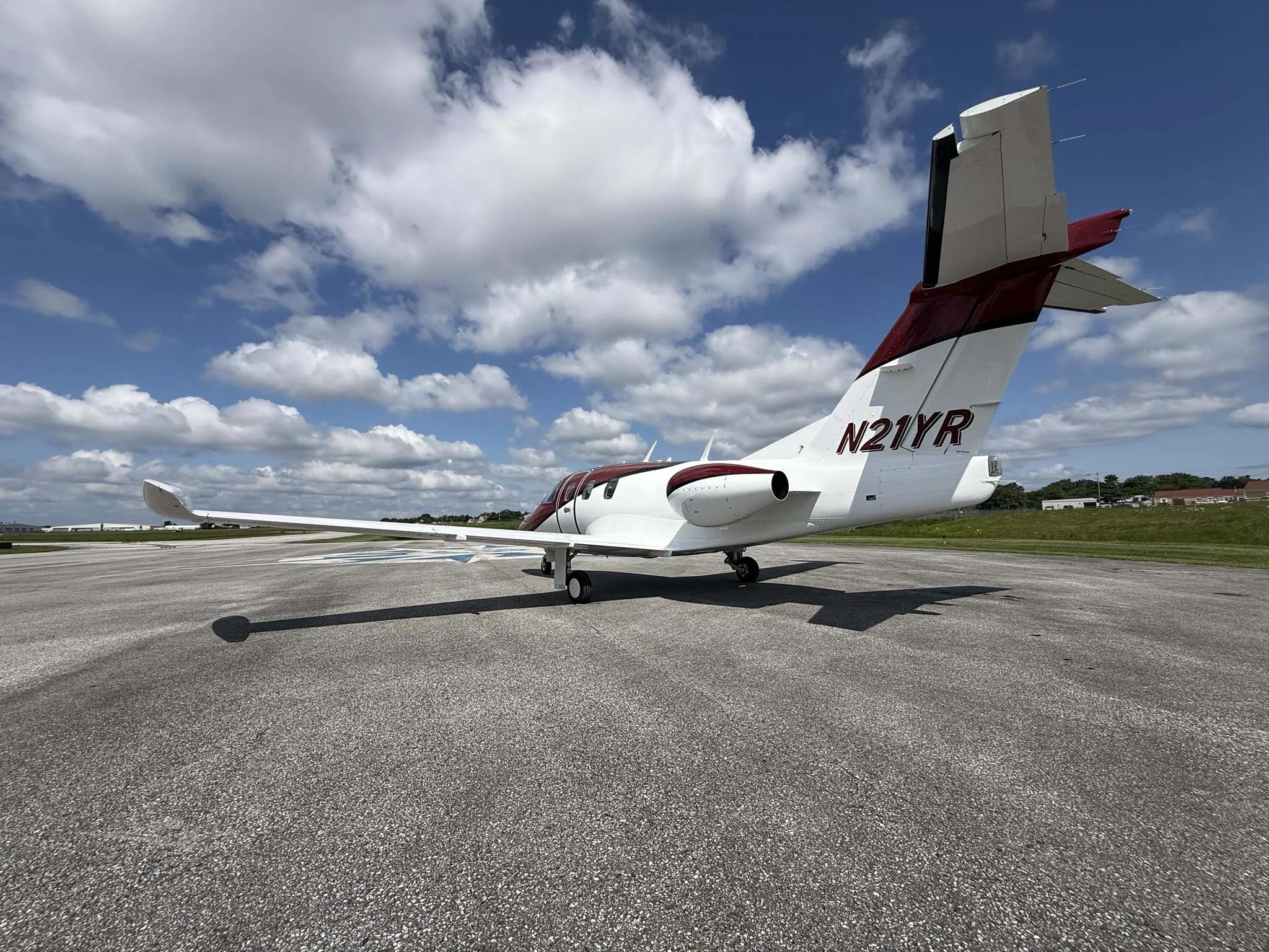 Exterior view of a 2008 ECLIPSE 500, N21YR.