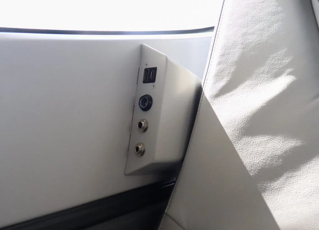 Cabin interior of a Cessna N537AM T182T Skylane - Aerista.