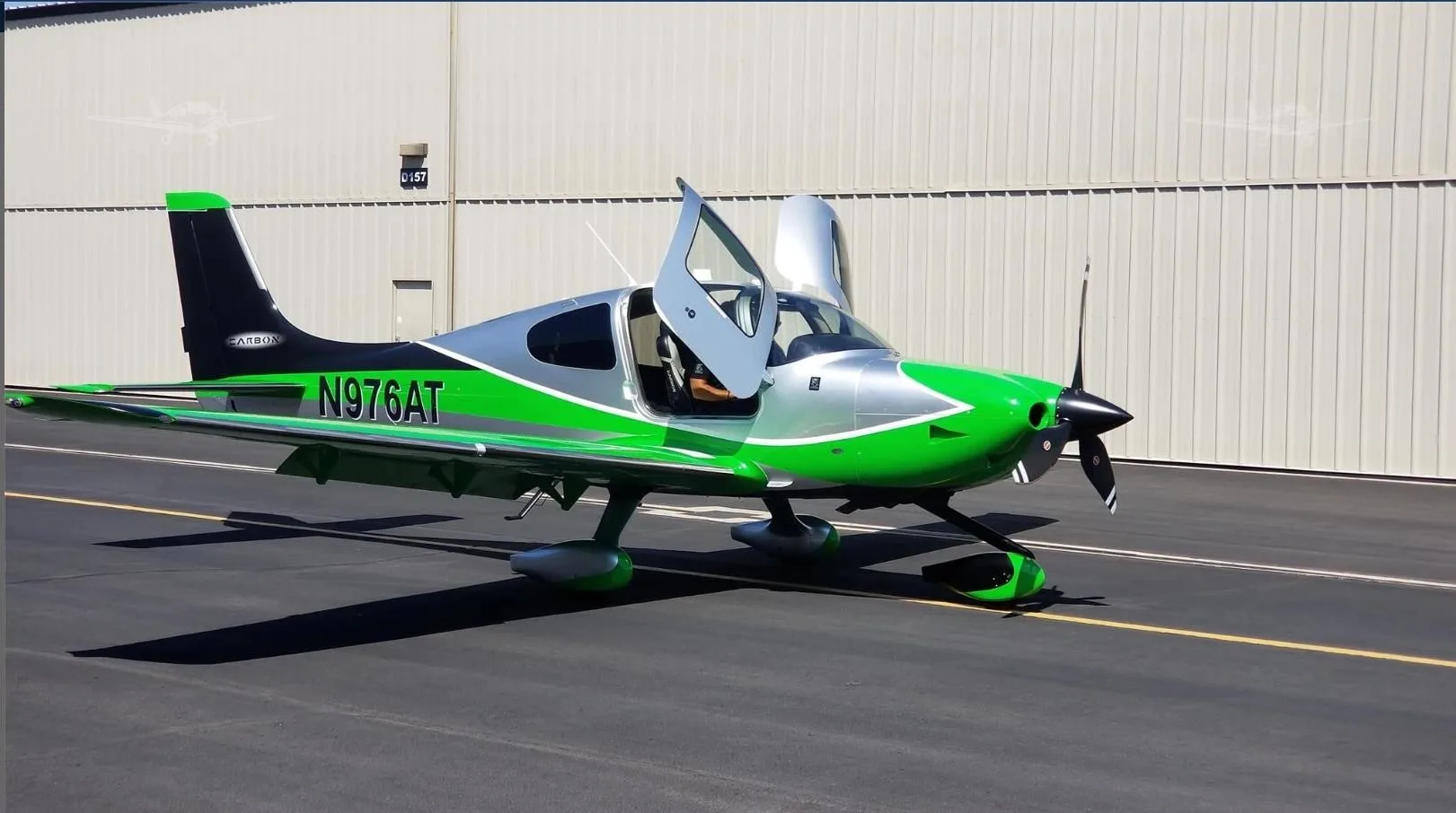 Exterior view of a 2015 CIRRUS SR22-G5 TURBO, N976AT.