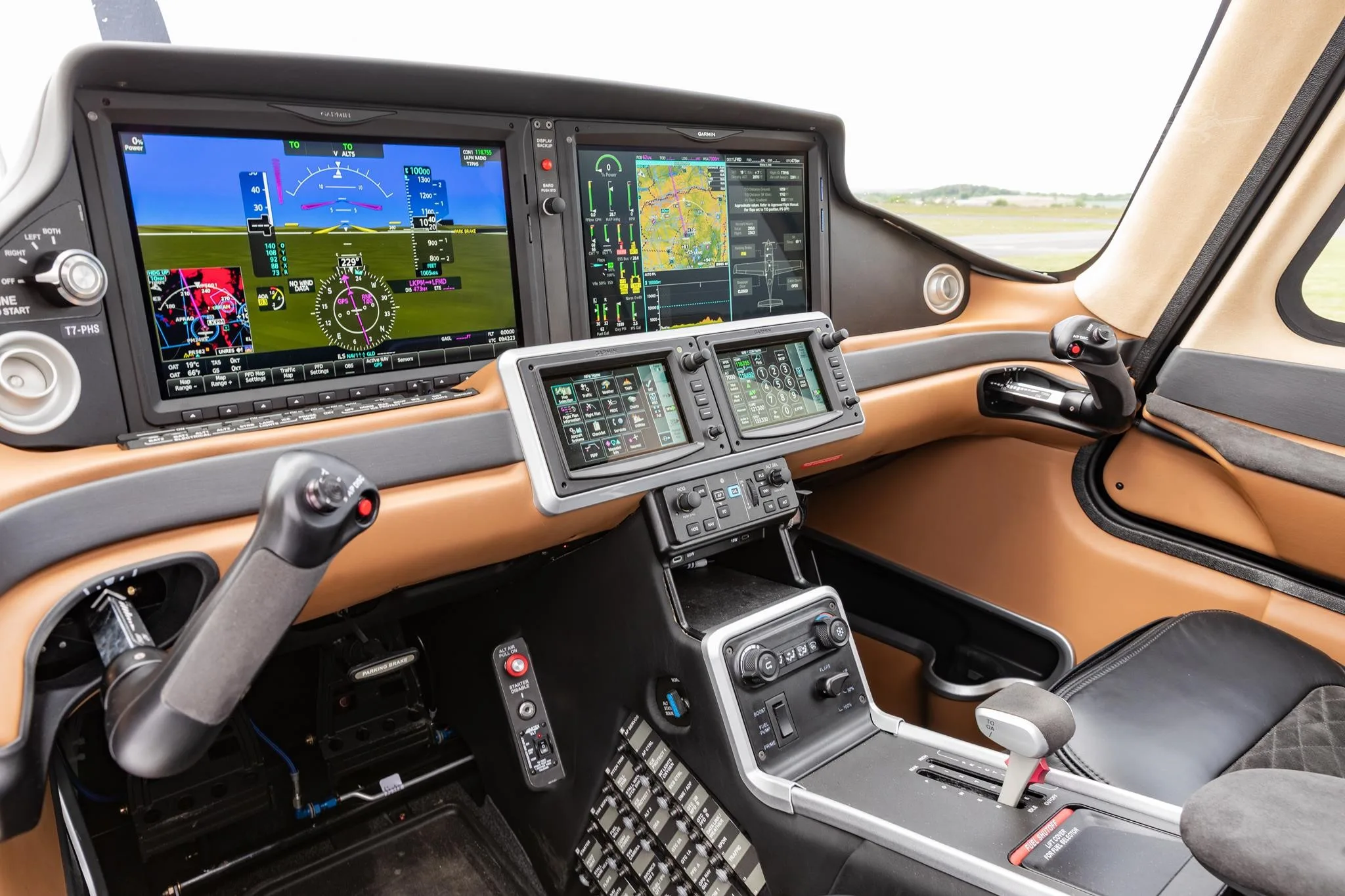 Cockpit and instrument panel of a 2024 CIRRUS SR22-G7.