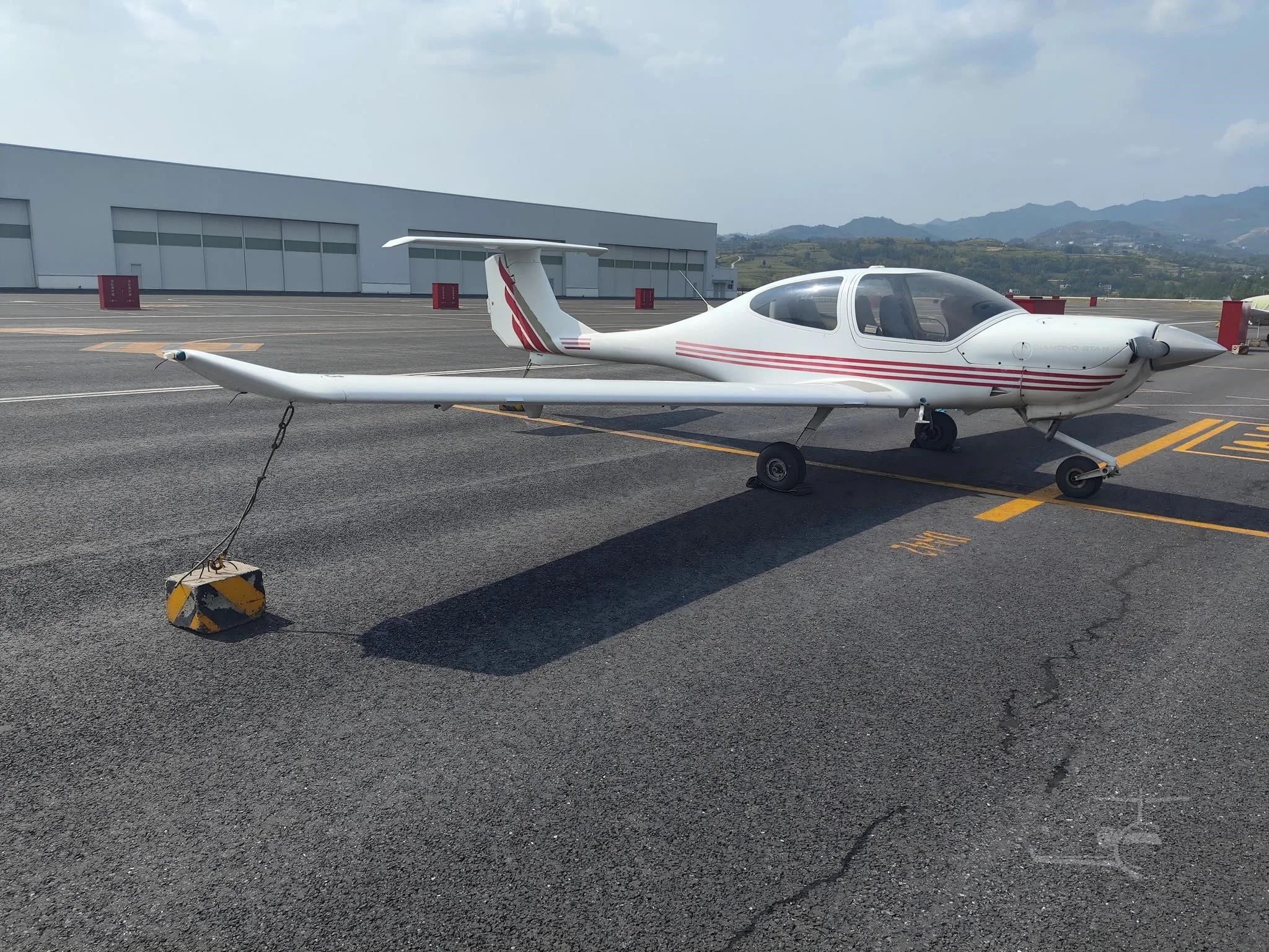 B-9133 - 2005 DIAMOND DA40 180 STAR