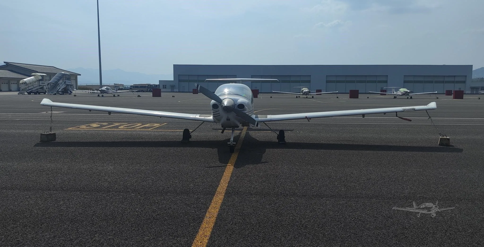 Exterior view of a 2005 DIAMOND DA40-180 STAR.