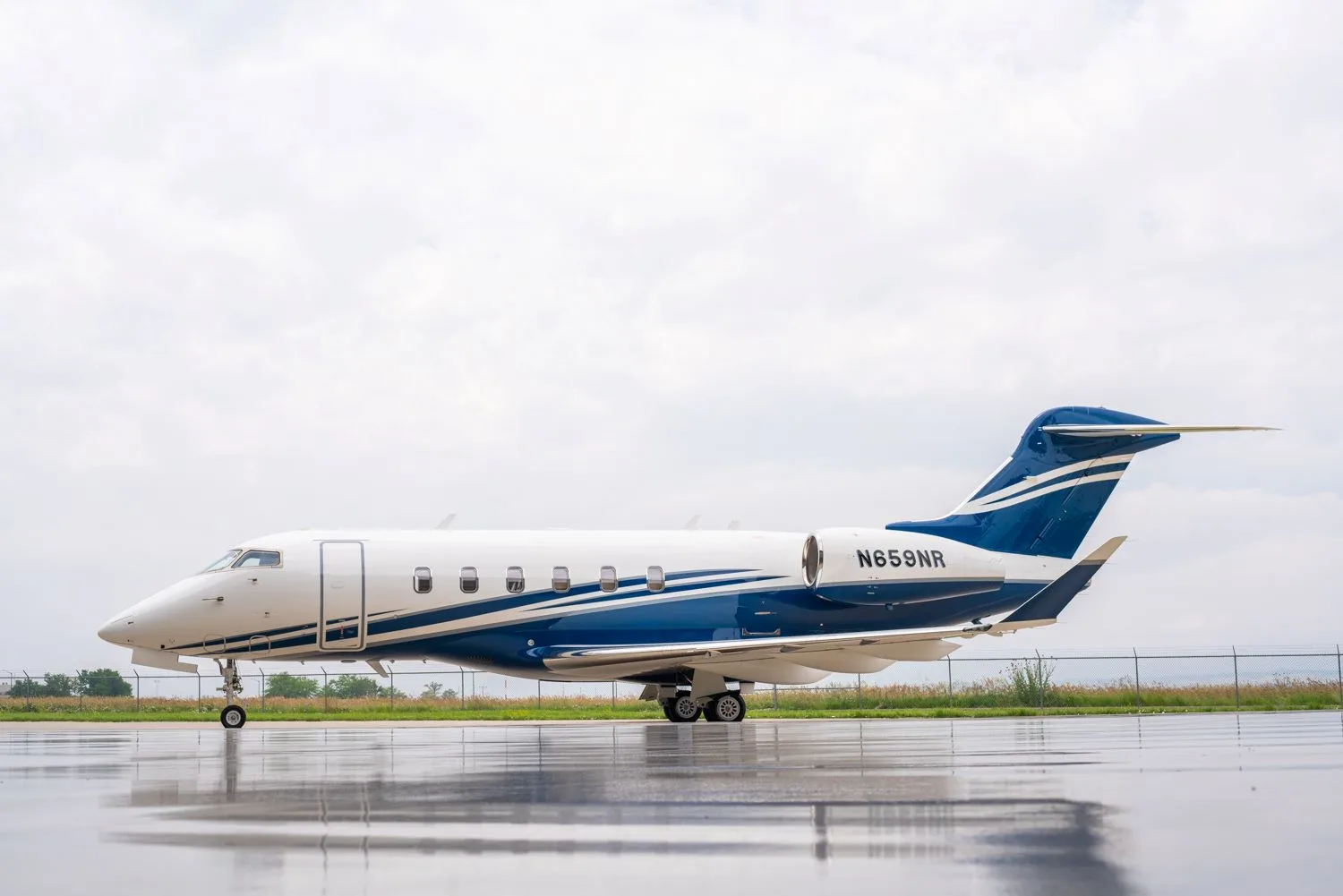 Exterior view of a 2015 Bombardier CHALLENGER 350 SN20555.