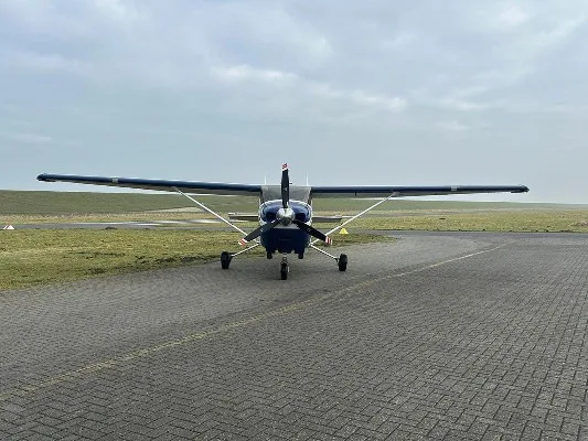 Exterior view of a 2011 Cessna 182T, D-ELGY.