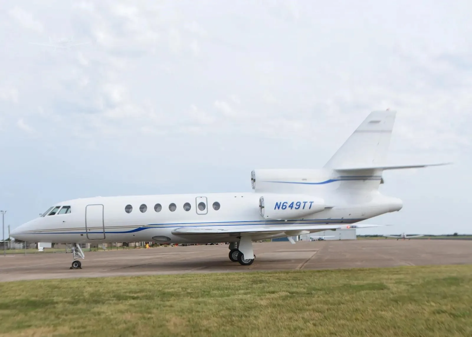 Exterior view of a 2005 DASSAULT FALCON 50EX.