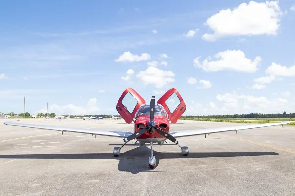 Exterior view of a 2024 Cirrus SR20, N442JS.