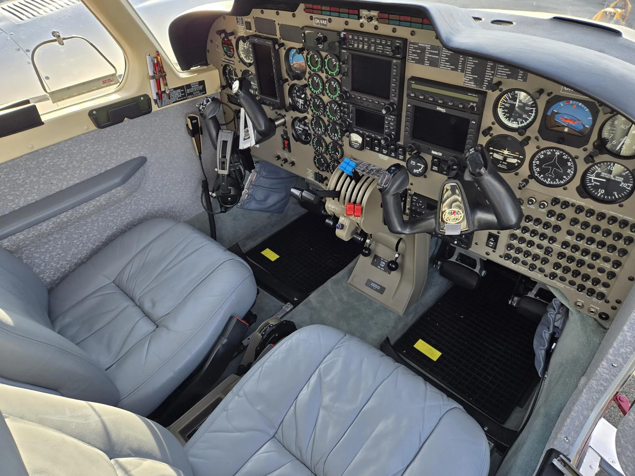 Cockpit and instrument panel of a 2001 PIPER SENECA V.