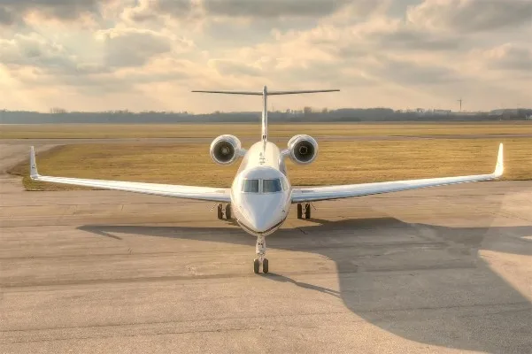 Exterior view of a 1999 Gulfstream, G-V.