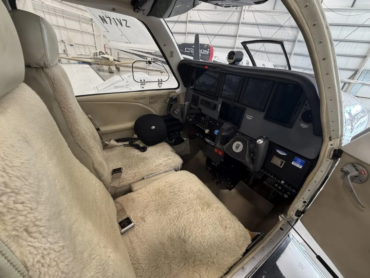 Cockpit and instrument panel of a 2002 BEECHCRAFT 58 BARON.
