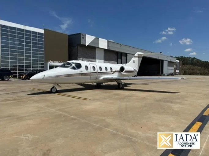 Exterior view of a 2006 HAWKER 400XP.