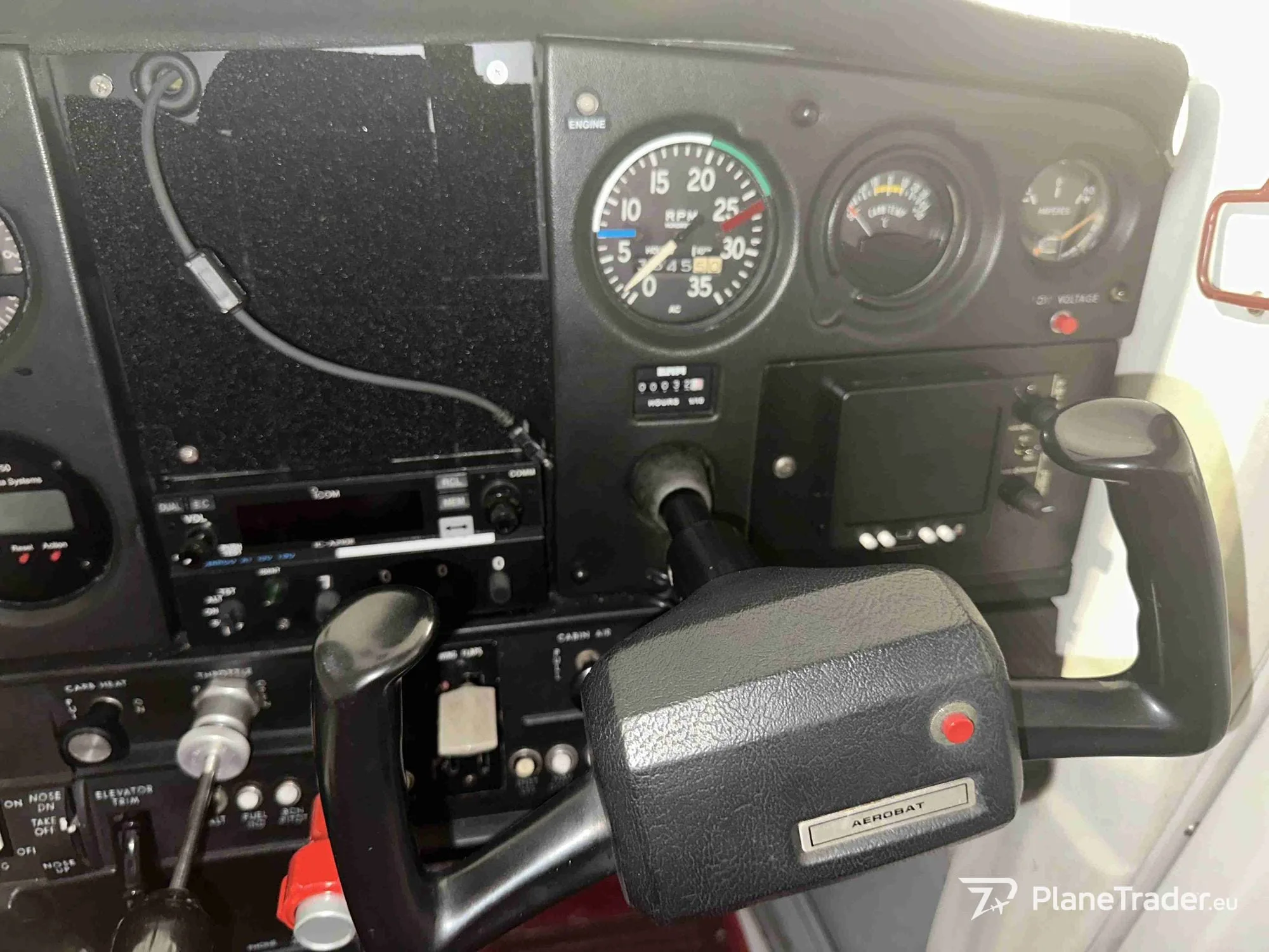 Cockpit and instrument panel of a 1980 Cessna 152.