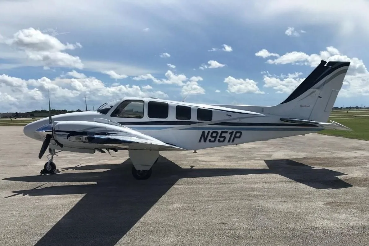 Exterior view of a 2002 BEECHCRAFT 58 BARON, N951P.