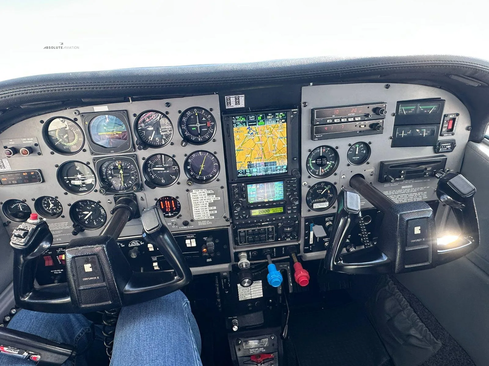 Avionics suite of a 1979 CESSNA 210N.