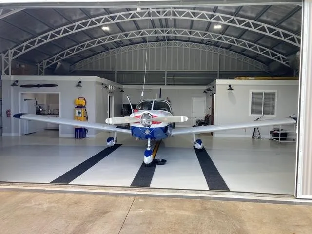 Exterior view of a 1977 PIPER CHEROKEE 6/300.