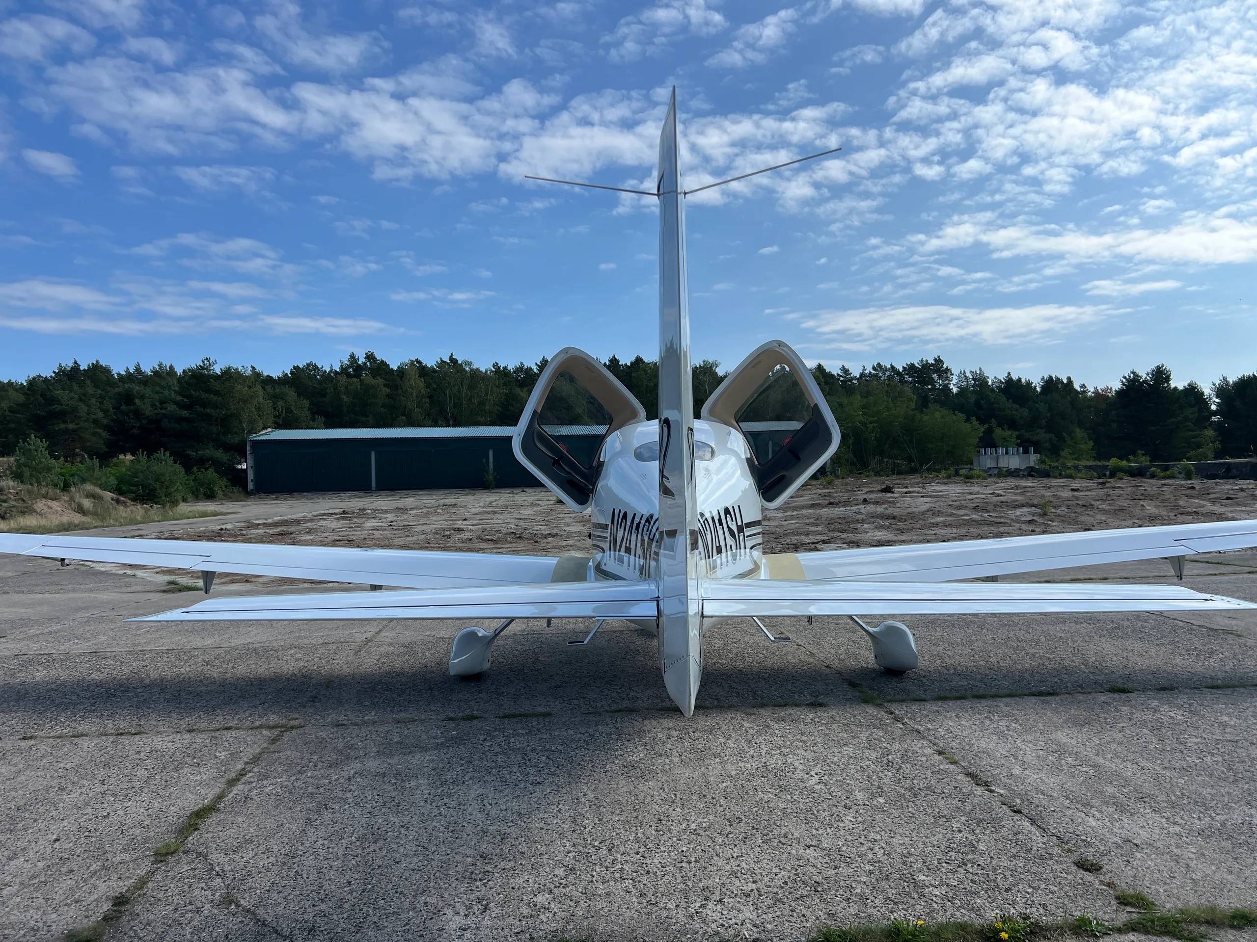 Exterior view of a 2002 Cirrus SR22 G1.