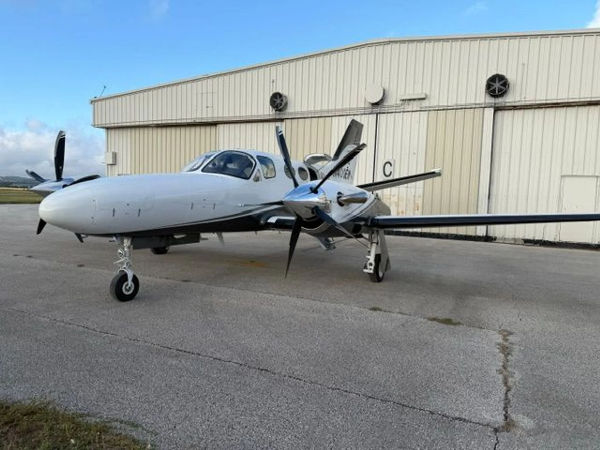 Exterior view of a 1981 CESSNA CONQUEST I, N400EW.