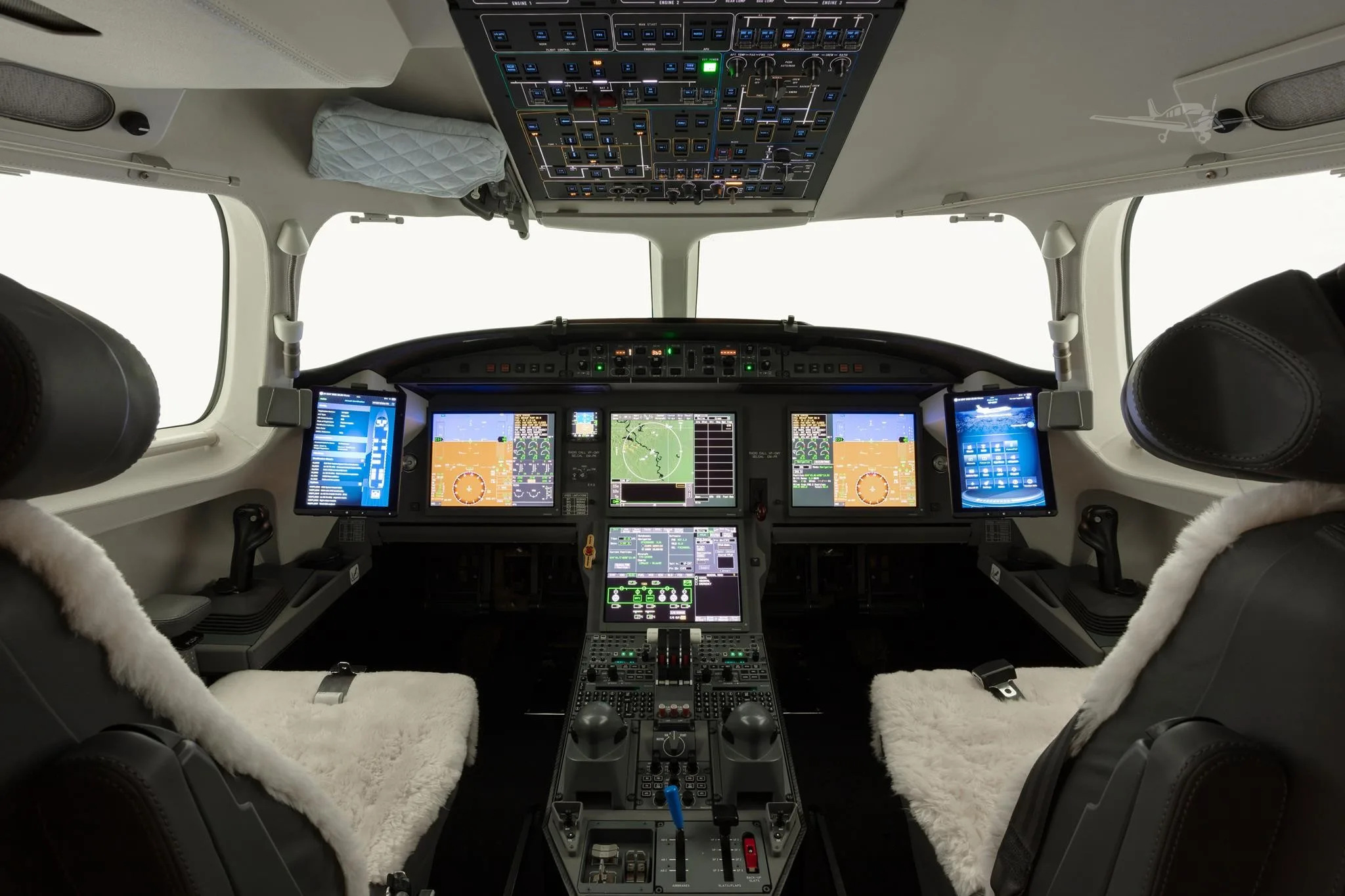 Cockpit and instrument panel of a 2022 DASSAULT FALCON 7X.