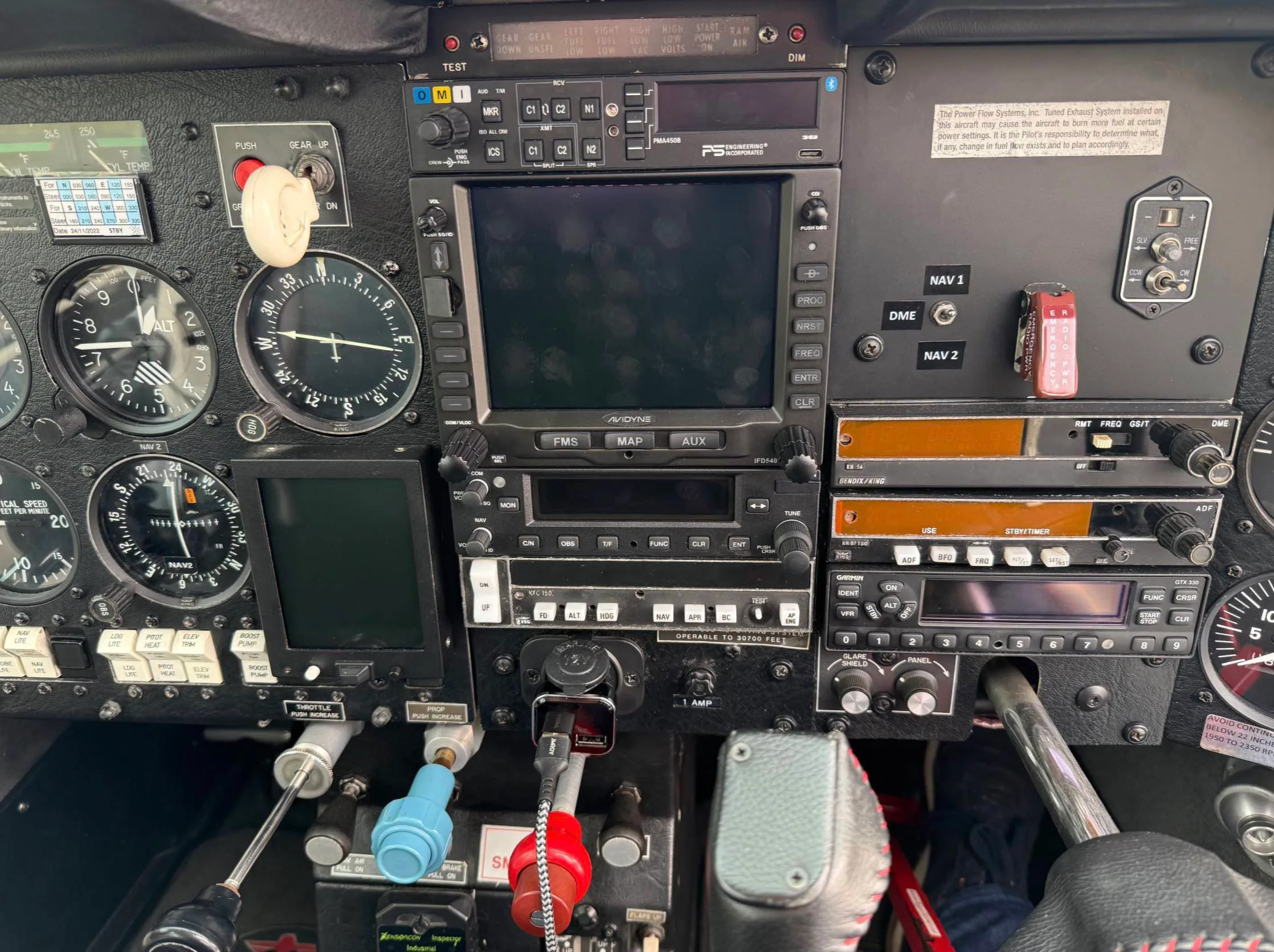 Cockpit and instrument panel of a 1986 Mooney M20J 201.