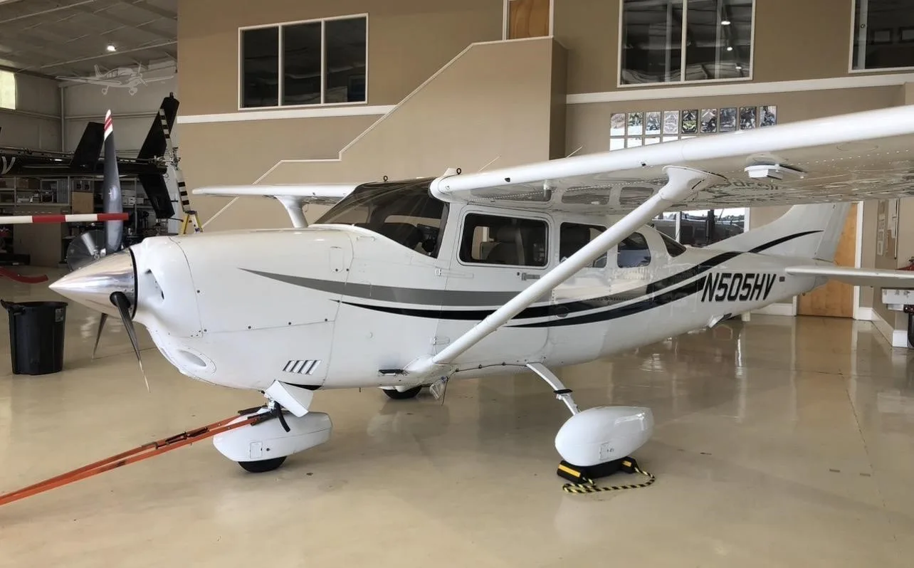 Exterior view of a 2000 CESSNA TURBO 206H STATIONAIR, N505HV.