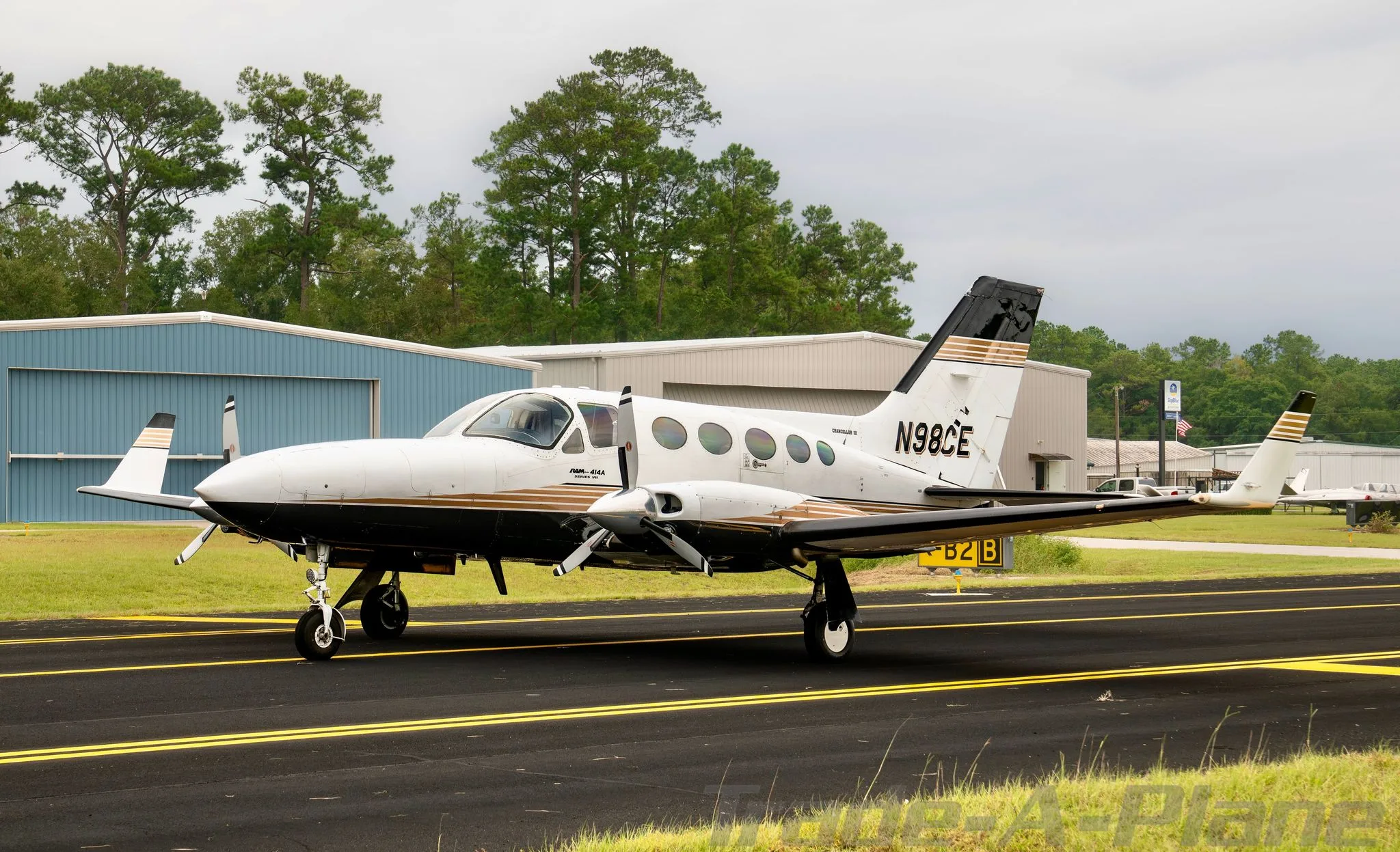 Exterior view of a 1978 CESSNA 414A, N98CE.