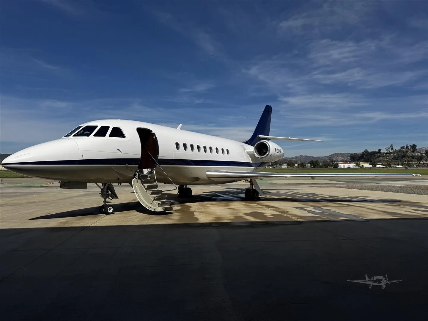 Exterior view of a 1999 DASSAULT FALCON 2000, N1929Y.
