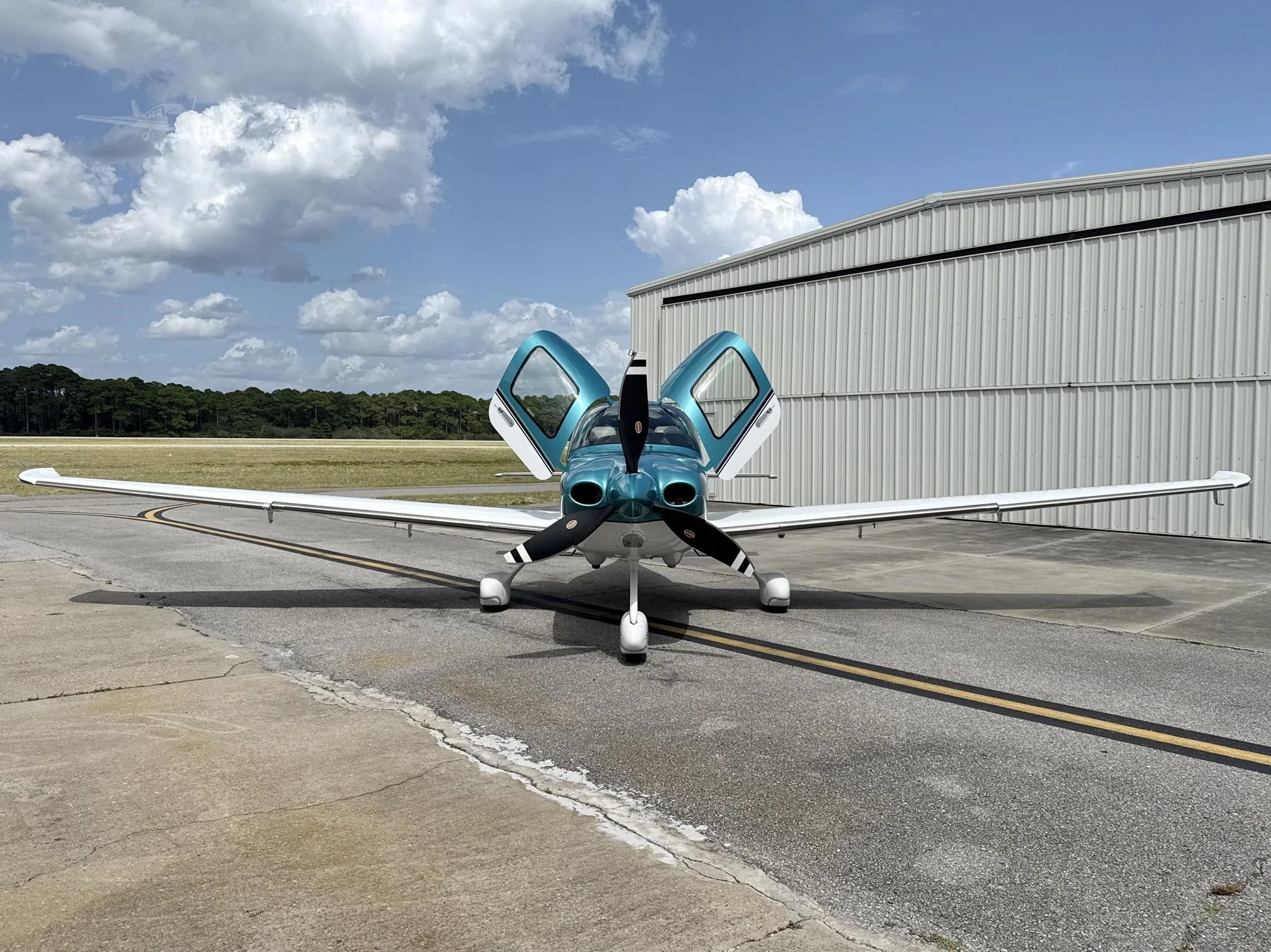 Exterior view of a 2023 CIRRUS SR22-G6 TURBO, N496LL.